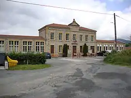 The town hall and school in Chénelette