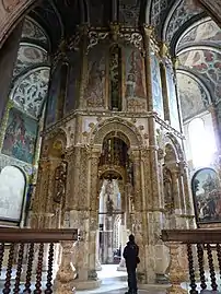 The octagonal structure replicates the Holy Land architecture, specially the Old Temple of Solomon.