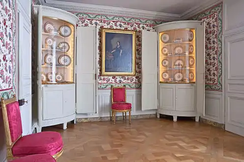 The dining room on the second floor. Tableware from the Sèvres service ordered for Marie-Antoinette in 1784 displayed in the corner cabinets