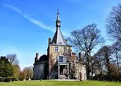 De totaliteit van het kasteel van Waroux, waaronder de gevels en daken van de boerderij, de site van het kasteel en de omliggende terreinen