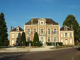 The town hall in Chéroy