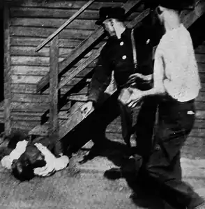 A fifth picture from the series;an African American man assaulted with stones during the Chicago Race Riot.A subsequent 6th  and 7th  pictures show the arrival of police officers and the victim.