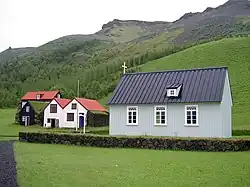 Church of the museum at Skógar, behind it the mountain range Eyjafjöll