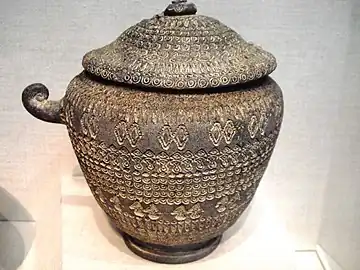 Cinerary urn. Unglazed stoneware. Silla, early 8th century