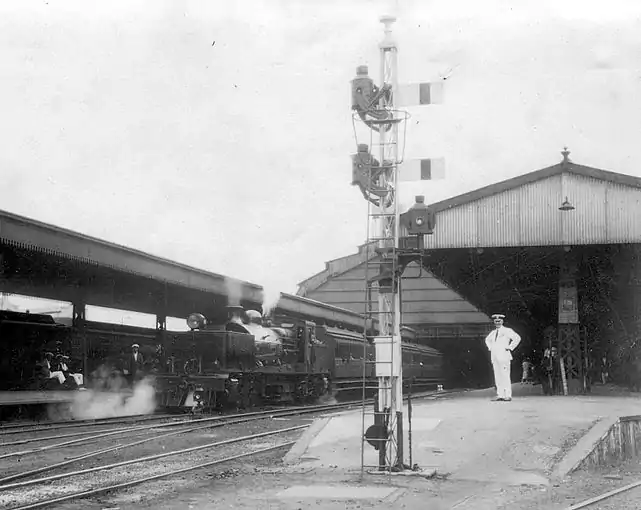 Class GC in Durban station on the Port Shepstone train, with Station Inspector James Grossert on the platform at right, c. 1924