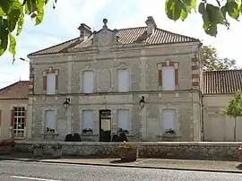 The town hall in Condac