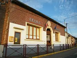 The town hall and school in Contoire