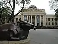 This copper bull was originally located at Taiwan Grand Shrine but was moved to in front of National Taiwan Museum after the end of World War II.