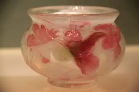Begonia rose flower cup (1894) (Musee d'Ecole de Nancy). Several layers of glass, engraved, glass marquetry and applications