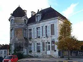 The town hall in Courson-les-Carrières