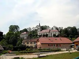 The church and surroundings in Courtefontaine