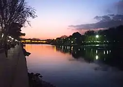 A view of the bridge and the Zayanderud at sunset