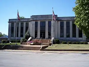 Dekalb County Courthouse in Smithville