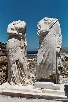 Two statue both women and men are wearing Himation in Ancient Greek