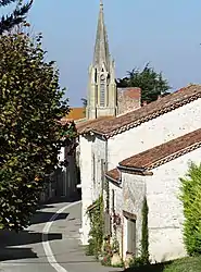 The church and surrounding buildings in Dolmayrac
