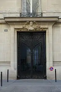 Mix of Art Nouveau and Beaux Arts architecture – Entrance of Rue Georges-Berger no. 10, Paris, with a structure, proportions and materials used widely in Beaux Arts architecture, by Jacques Hermant (1906)