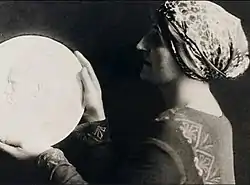Dora Ohlfsen-Bagge holding her medallion of Mussolini, which she created in 1922.