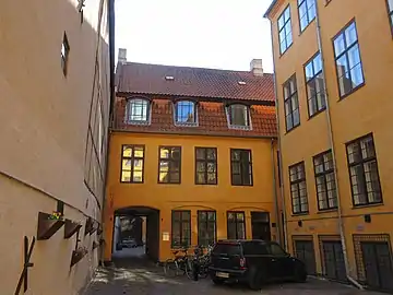 The building separating the first and second courtyard