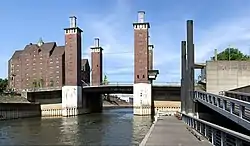 Schwanentorbrücke: a moving bridge; to the left of it, the RWSG-warehouse, which will be extended and used for the Land Archive.