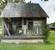 The Durand Cabin in Ste. Genevieve is an example of poteaux-sur-sol construction.