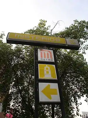 Picture of a sign indicating one of the entrances to Misterios station