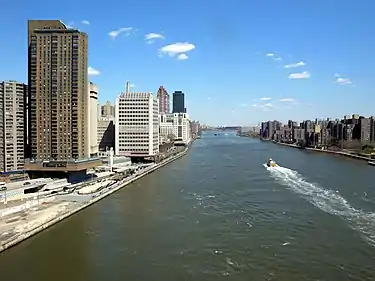 The East River flows past the Upper East Side(2009)