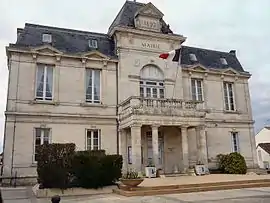 The town hall in Échillais