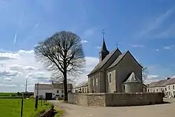 De Notre-Dame de l'Assomption-kerk, kerkhof, en de omringende muren
