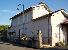 The town hall in Esclottes