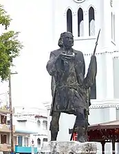 A statue of Cristóbal Colón in the plaza