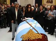 Cristina Fernández de Kirchner and Hugo Moyanoin front of Kirchner's casket