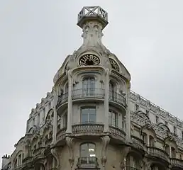 Sinuous onion-shaped tops – Félix Potin Building (Rue de Rennes no. 140-140 bis) in Paris, by Paul Auscher (1904)