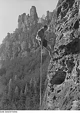 Early Dülfersitz or body abseil technique did not require a harness or any equipment