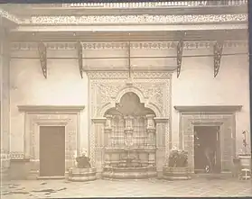 Colonial fountain in the patio of the Casa de los Azulejos. Photo of 1901. Photographed by Henry G. Peabody