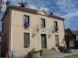 The town hall in Freneuse