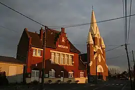 The town hall and church of Fresnes-lès-Montauban