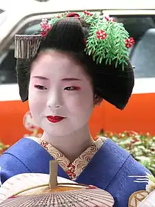 Maiko with willow kanzashi