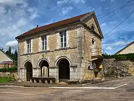 The town hall and wash house in Gézier