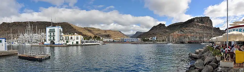 The marina to the left and the beach in the centre, with the Mogán valley behind