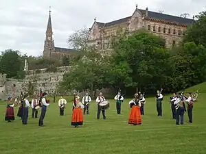 Band of pipers playing in front of the palace of Sobrellano