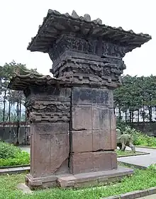 A stone-carved pillar-gate, or que (闕), 6 m (20 ft) in total height, located at the tomb of Gao Yi in Ya'an. (Eastern Han dynasty.)