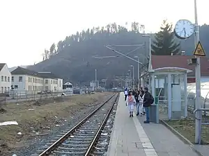 Shelter on single side platform