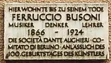 Plaque reads: Hier wohnte bis zu seinem Tode, Ferruccio Busoni, Musiker, Denker, Lehrer, 1866–1924, Die Società Dante Alighieri Comitado di Berlino anlässlich des 100. Geburtstages des Künstlers