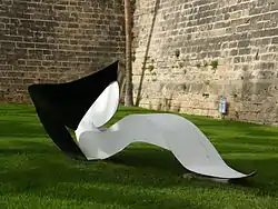 The Sculpture "Negro y blanco horizontalNegro y blanco horizontal" was created between 1993 and 1999 by George Sugarman. It is displayed in Palma de Mallorca, Spain. He was a member of the Brata Gallery.