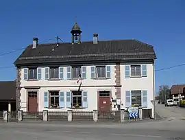 The town hall and school in Gildwiller