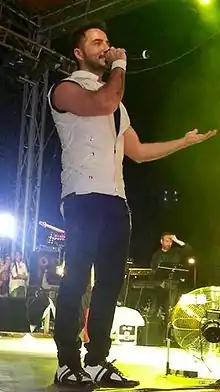 Özen at concert in 2013