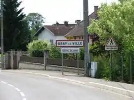 The road into Gray-la-Ville