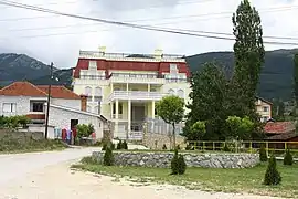 Architecture of Grnčari. This dwelling built by an Albanian from the diaspora was modeled on the Saraj mansion of Niyaz bey in Resen.