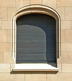 Low arch window