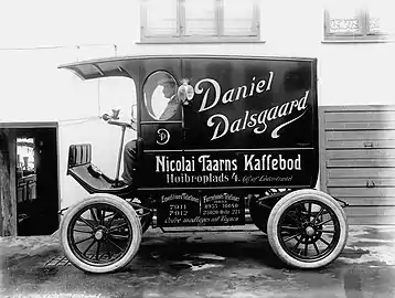 Daniel Dalsgaard's coffer truck photographed by Peter Elfelt in 1905. The text on the truck reads "Nicolai Tower's Coffee Stand# and "Danisl Dalsgaard, Højbro Plads 4".